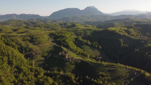 Górski Krajobraz Odległą Rumuńską Wioską Pod Górę Dolinach Karpat Scena — Wideo stockowe