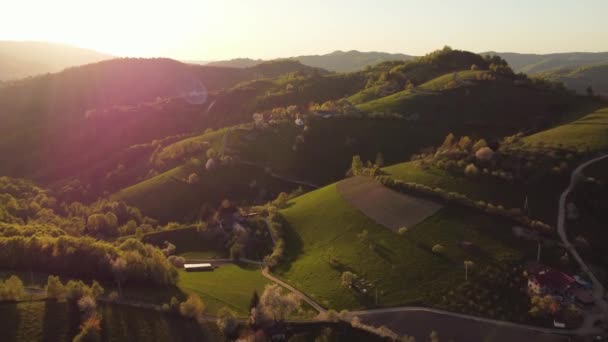 Pemandangan Gunung Udara Dengan Desa Rumania Terpencil Menanjak Lembah Pegunungan — Stok Video