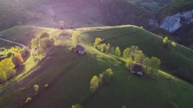 Baharda yeşil tepeli dağ manzarası. Romanya 'nın Apuseni Dağları' ndaki Dumesti köyünün hava manzarası