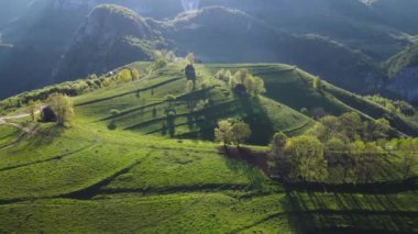 Baharda yeşil tepeli dağ manzarası. Romanya 'nın Apuseni Dağları' ndaki Dumesti köyünün hava manzarası