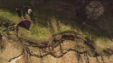 Karpat Dağlarının eteğindeki Romen köyünün yay manzarası