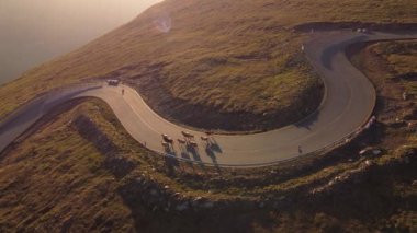 Güneş doğarken Transalpina dağ yolunun havadan görünüşü