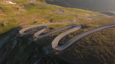 Güneş doğarken Transalpina dağ yolunun havadan görünüşü