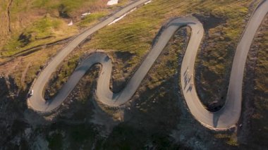 Güneş doğarken Transalpina dağ yolunun havadan görünüşü