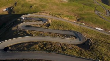 Güneş doğarken Transalpina dağ yolunun havadan görünüşü