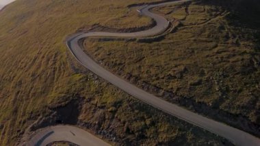 Güneş doğarken Transalpina dağ yolunun havadan görünüşü