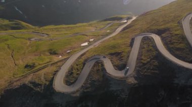 Güneş doğarken Transalpina dağ yolunun havadan görünüşü