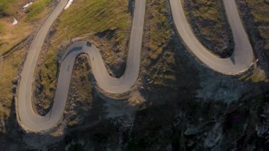 Güneş doğarken Transalpina dağ yolunun havadan görünüşü