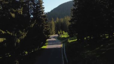 Güneş doğarken Transalpina dağ yolunun havadan görünüşü