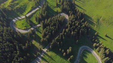 Güneş doğarken Transalpina dağ yolunun havadan görünüşü