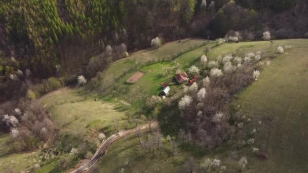 Luchtfoto Voorjaar Uitzicht Roemeens Dorp Aan Voet Van Het Karpaten — Stockvideo