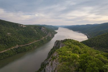 Romanya 'nın Dubova kentindeki Tuna Vadisi üzerindeki havadan yaz manzarası
