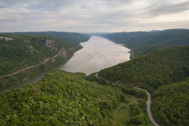 Romanya 'nın Dubova kentindeki Tuna Vadisi üzerindeki havadan yaz manzarası