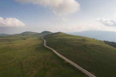 Romanya 'da Transbucegi dağ yolunun üzerindeki hava manzarası