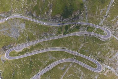 Gün doğumunda Transfagarasan dağ yolunun hava manzarası.