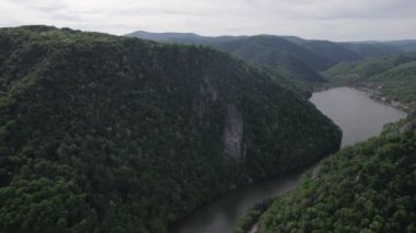 Romanya 'nın Tuna Vadisi' nin havadan görünüşü. Tuna kıyısındaki dağ manzarası