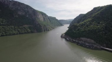 Romanya 'nın Tuna Vadisi' nin havadan görünüşü. Tuna kıyısındaki dağ manzarası