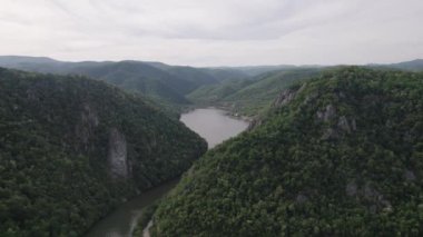 Romanya 'nın Tuna Vadisi' nin havadan görünüşü. Tuna kıyısındaki dağ manzarası