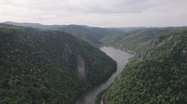 Romanya 'nın Tuna Vadisi' nin havadan görünüşü. Tuna kıyısındaki dağ manzarası