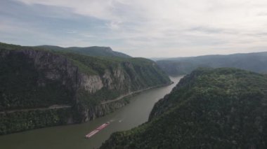 Romanya 'nın Tuna Vadisi' nin havadan görünüşü. Tuna kıyısındaki dağ manzarası