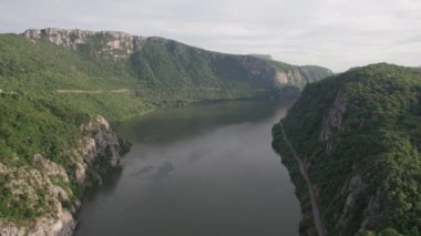 Romanya 'nın Tuna Vadisi' nin havadan görünüşü. Tuna kıyısındaki dağ manzarası