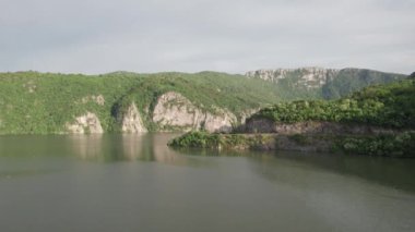 Romanya 'nın Tuna Vadisi' nin havadan görünüşü. Tuna kıyısındaki dağ manzarası