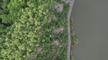 Tuna Nehri 'nden geçen arabaların yukarıdan görünüşü. Yaz başında dağ yolunda giden bir arabanın ardından insansız hava aracı vuruldu.