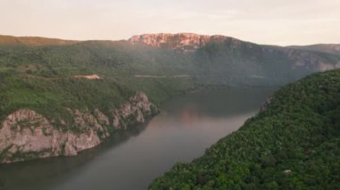 Romanya 'nın Tuna Vadisi üzerinde gün batımı ışığı. Romanya ile Sırbistan arasındaki sınırda hava sahnesi