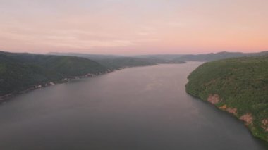 Romanya 'nın Tuna Vadisi üzerinde gün batımı ışığı. Romanya ile Sırbistan arasındaki sınırda hava sahnesi