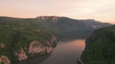 Romanya 'nın Tuna Vadisi üzerinde gün batımı ışığı. Romanya ile Sırbistan arasındaki sınırda hava sahnesi