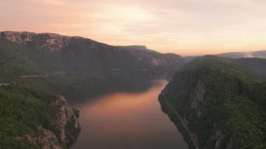 Romanya 'nın Tuna Vadisi üzerinde gün batımı ışığı. Romanya ile Sırbistan arasındaki sınırda hava sahnesi