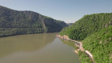 Romanya 'nın Tuna Vadisi' nin havadan görünüşü. Tuna kıyısındaki dağ manzarası