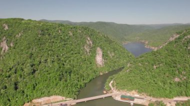 Romanya 'nın Tuna Vadisi' nin havadan görünüşü. Tuna kıyısındaki dağ manzarası