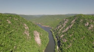 Romanya 'nın Tuna Vadisi' nin havadan görünüşü. Tuna kıyısındaki dağ manzarası
