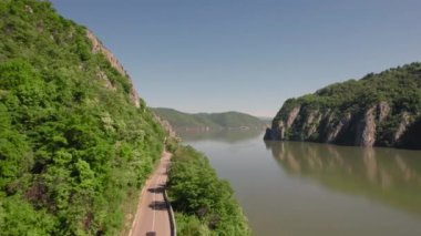 Tuna Nehri 'nden geçen arabaların yukarıdan görünüşü. Yaz başında dağ yolunda giden bir arabanın ardından insansız hava aracı vuruldu.