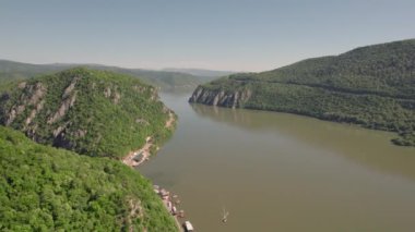 Romanya 'nın Tuna Vadisi' nin havadan görünüşü. Tuna kıyısındaki dağ manzarası