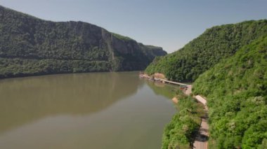 Romanya 'nın Tuna Vadisi' nin havadan görünüşü. Tuna kıyısındaki dağ manzarası