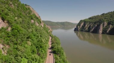 Tuna Nehri 'nden geçen arabaların yukarıdan görünüşü. Yaz başında dağ yolunda giden bir arabanın ardından insansız hava aracı vuruldu.