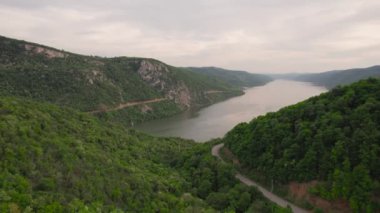 Romanya 'nın Tuna Vadisi' nin havadan görünüşü. Tuna kıyısındaki dağ manzarası