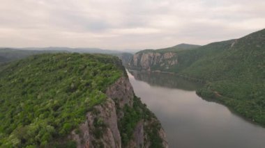 Romanya 'nın Tuna Vadisi üzerinde gün batımı ışığı. Romanya ile Sırbistan arasındaki sınırda hava sahnesi