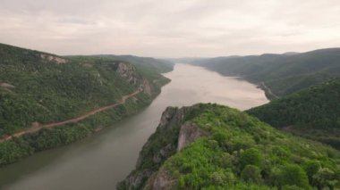 Romanya 'nın Tuna Vadisi' nin havadan görünüşü. Tuna kıyısındaki dağ manzarası