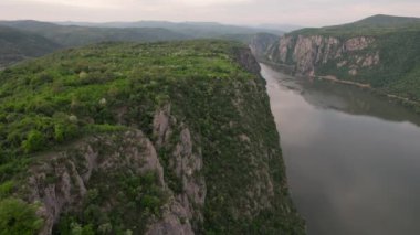 Romanya 'nın Tuna Vadisi' nin havadan görünüşü. Tuna kıyısındaki dağ manzarası