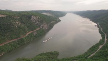 Hava görüntüsü, Romanya ile Sırbistan arasındaki sınırdan Tuna Vadisi 'ne giren bir yolcu gemisini ortaya çıkardı