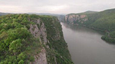 Romanya 'nın Tuna Vadisi' nin havadan görünüşü. Tuna kıyısındaki dağ manzarası