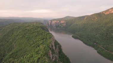 Romanya 'nın Tuna Vadisi üzerinde gün batımı ışığı. Romanya ile Sırbistan arasındaki sınırda hava sahnesi