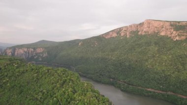 Romanya 'nın Tuna Vadisi üzerinde gün batımı ışığı. Romanya ile Sırbistan arasındaki sınırda hava sahnesi
