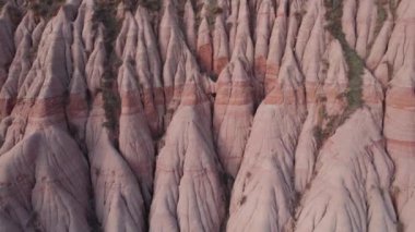 Romanya 'nın Transilvanya kentindeki dağlık bölgede kayalık görünümlü Kızıl Geçit / Rapa Rosie jeolojik rezervi üzerindeki hava manzarası.