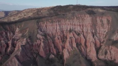 Romanya 'nın Transilvanya kentindeki dağlık bölgede kayalık görünümlü Kızıl Geçit / Rapa Rosie jeolojik rezervi üzerindeki hava manzarası.