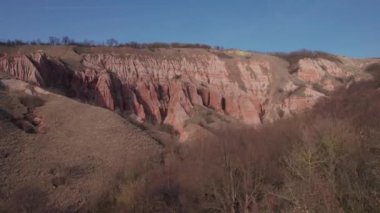 Romanya 'nın Transilvanya kentindeki dağlık bölgede kayalık görünümlü Kızıl Geçit / Rapa Rosie jeolojik rezervi üzerindeki hava manzarası.
