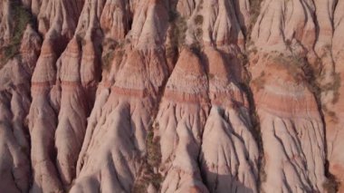 Romanya 'nın Transilvanya kentindeki dağlık bölgede kayalık görünümlü Kızıl Geçit / Rapa Rosie jeolojik rezervi üzerindeki hava manzarası.